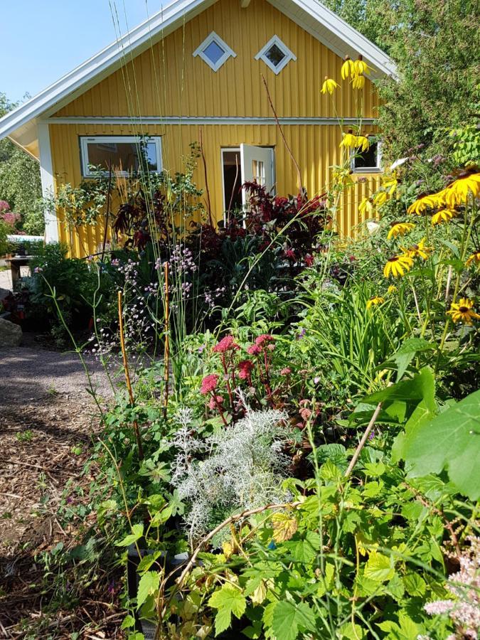 Perenner Pa Bakgarden Bed & Breakfast Motala Exterior photo